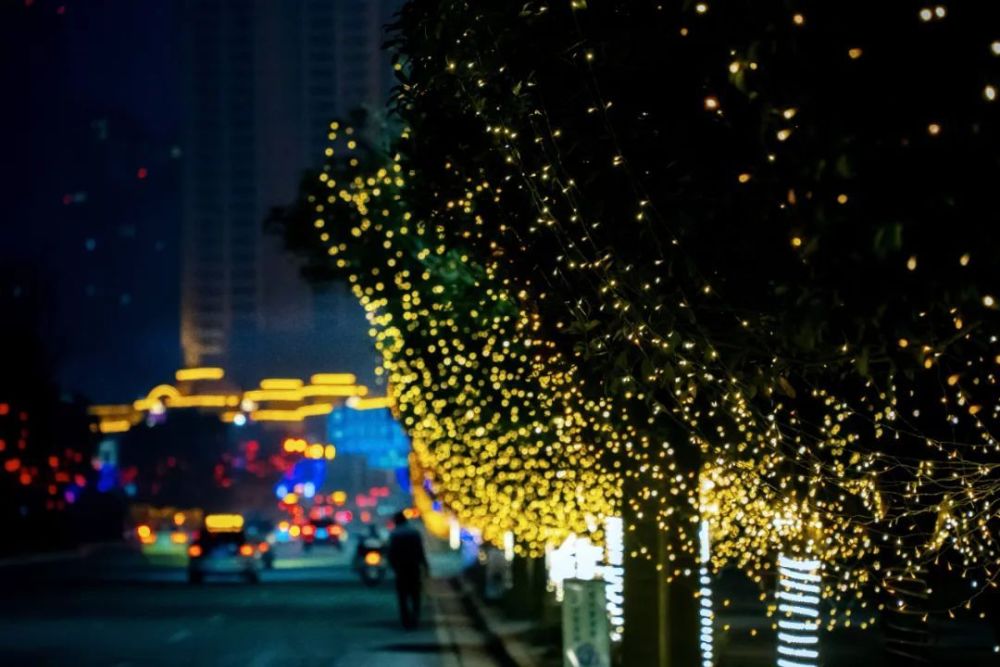 镇雄：灯光璀璨喜迎元宵节